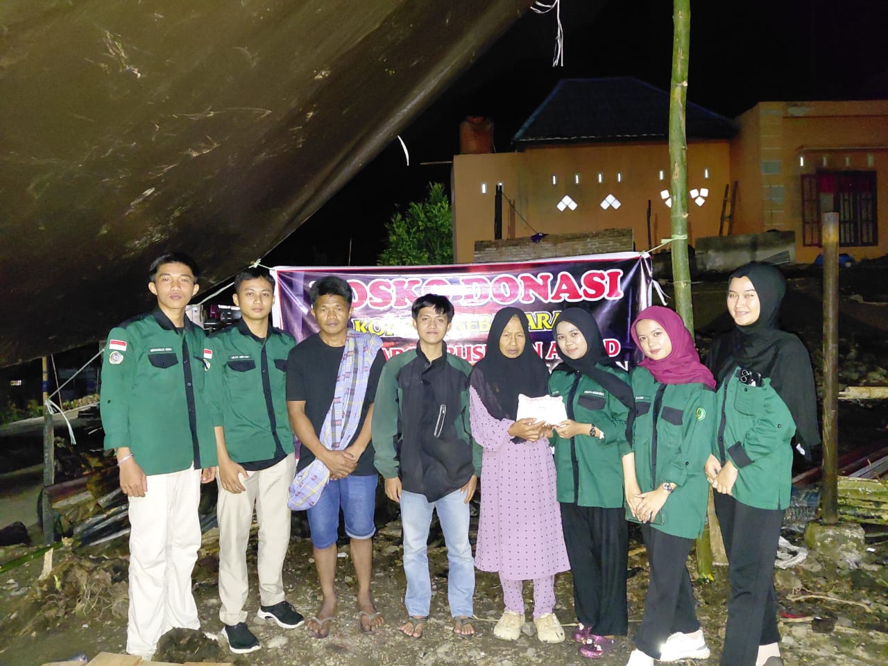 Himagro Unimen Enrekang Bersama Ikatan Mahasiswa Buntu Batu Serahkan Bantuan  Korban Kebakaran di Dante Malua.