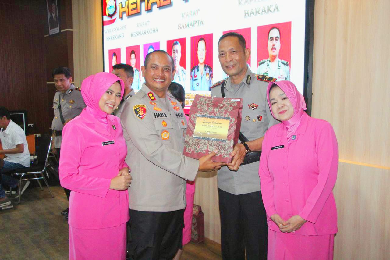 Ketua Bhayangkari Cabang Enrekang Ny. Anie Hari Budiyanto Hadiri Acara Kenal Pamit Rangkaian Sertijab di Mapolres Enrekang