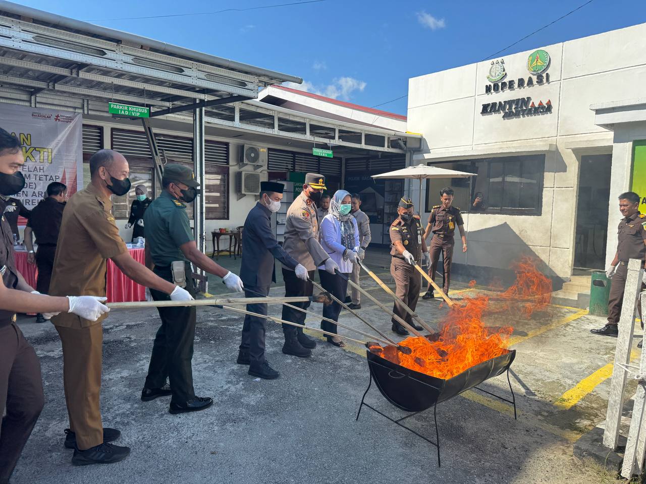 Kejari Enrekang Musnahkan Barang Bukti Perkara