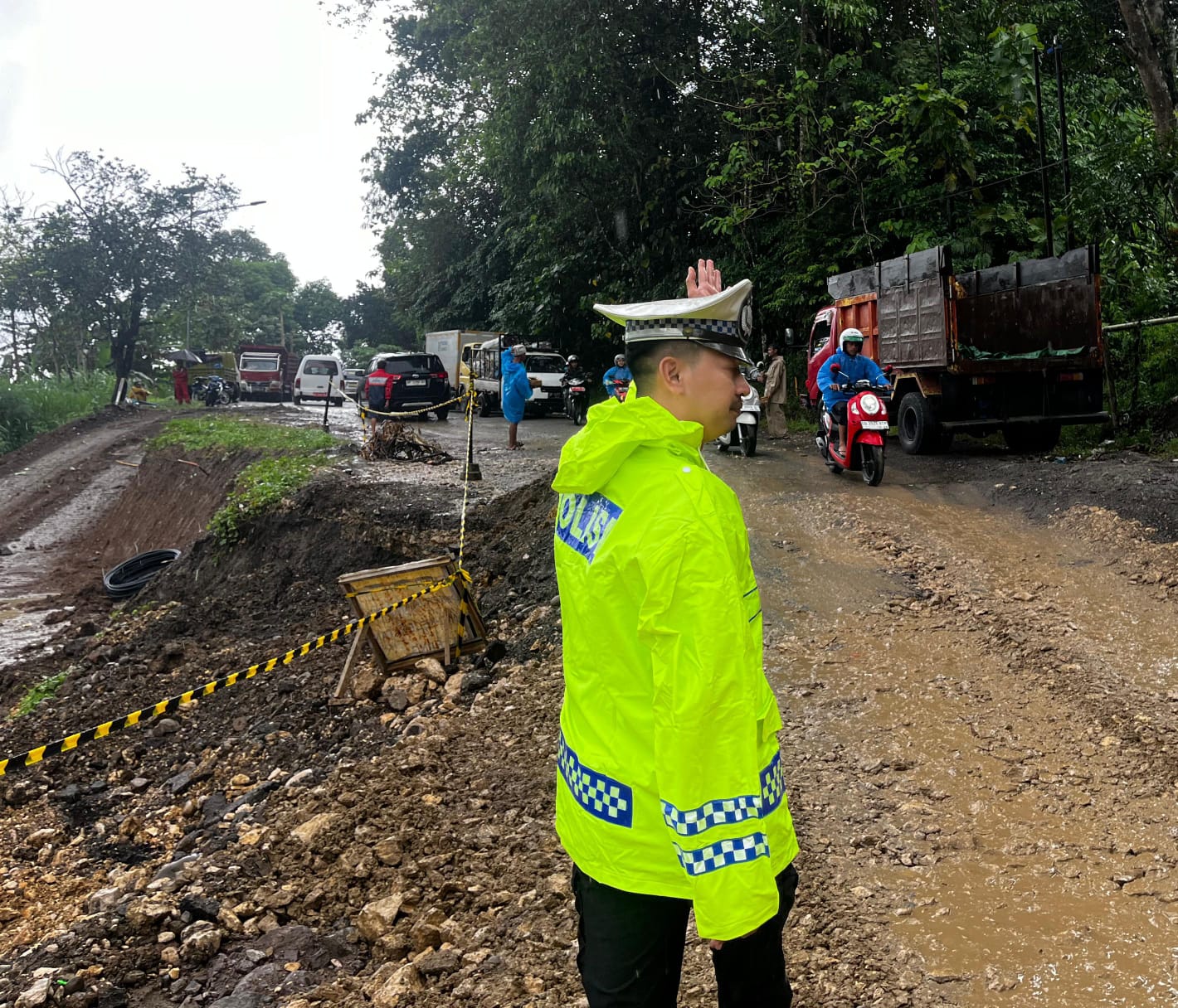 Di Tengah Hujan, Personil Satlantas Polres Enrekang Wujudkan Pengabdian Tanpa Batas untuk Masyarakat