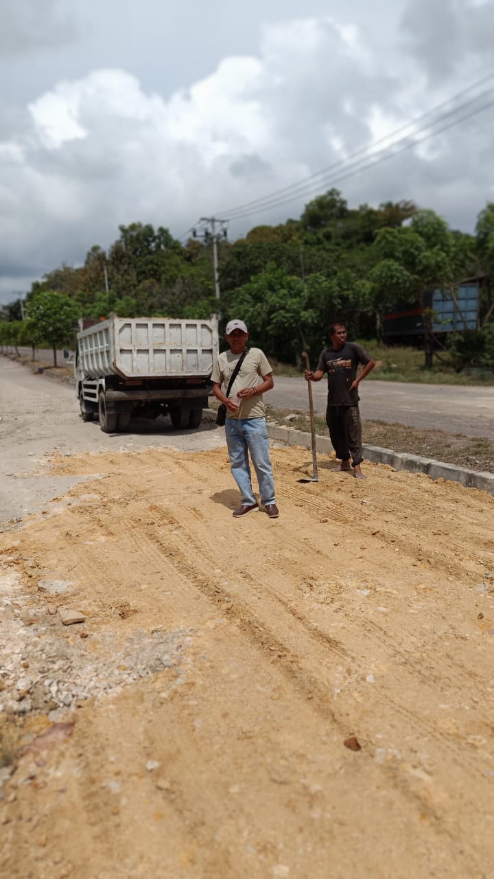 Lurah Arawa dan Ashesi Sidrap Kompak Turun Tangan Perbaiki Jalan Berlubang