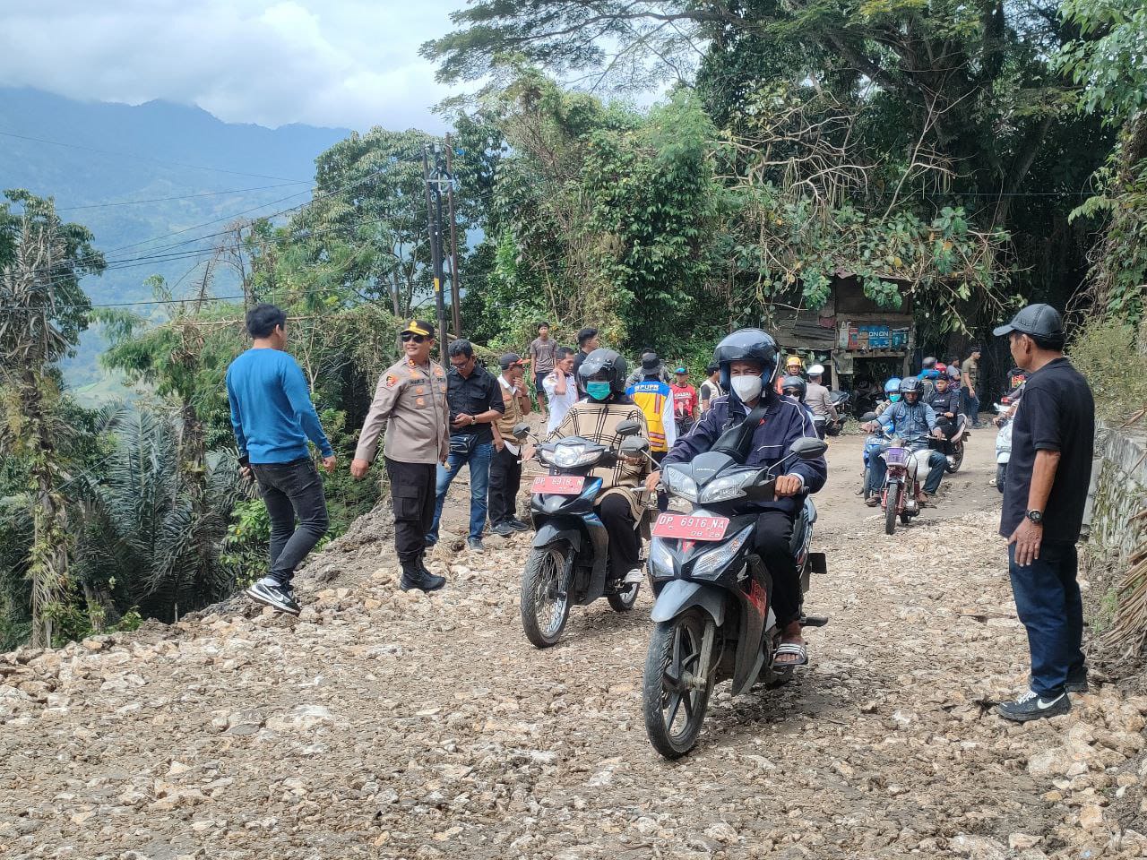 Kapolres Enrekang  Terjun Langsung Atur Lalu Lintas  Titik Kemacetan Akibat Jalan Amblas di Desa Bambapuang