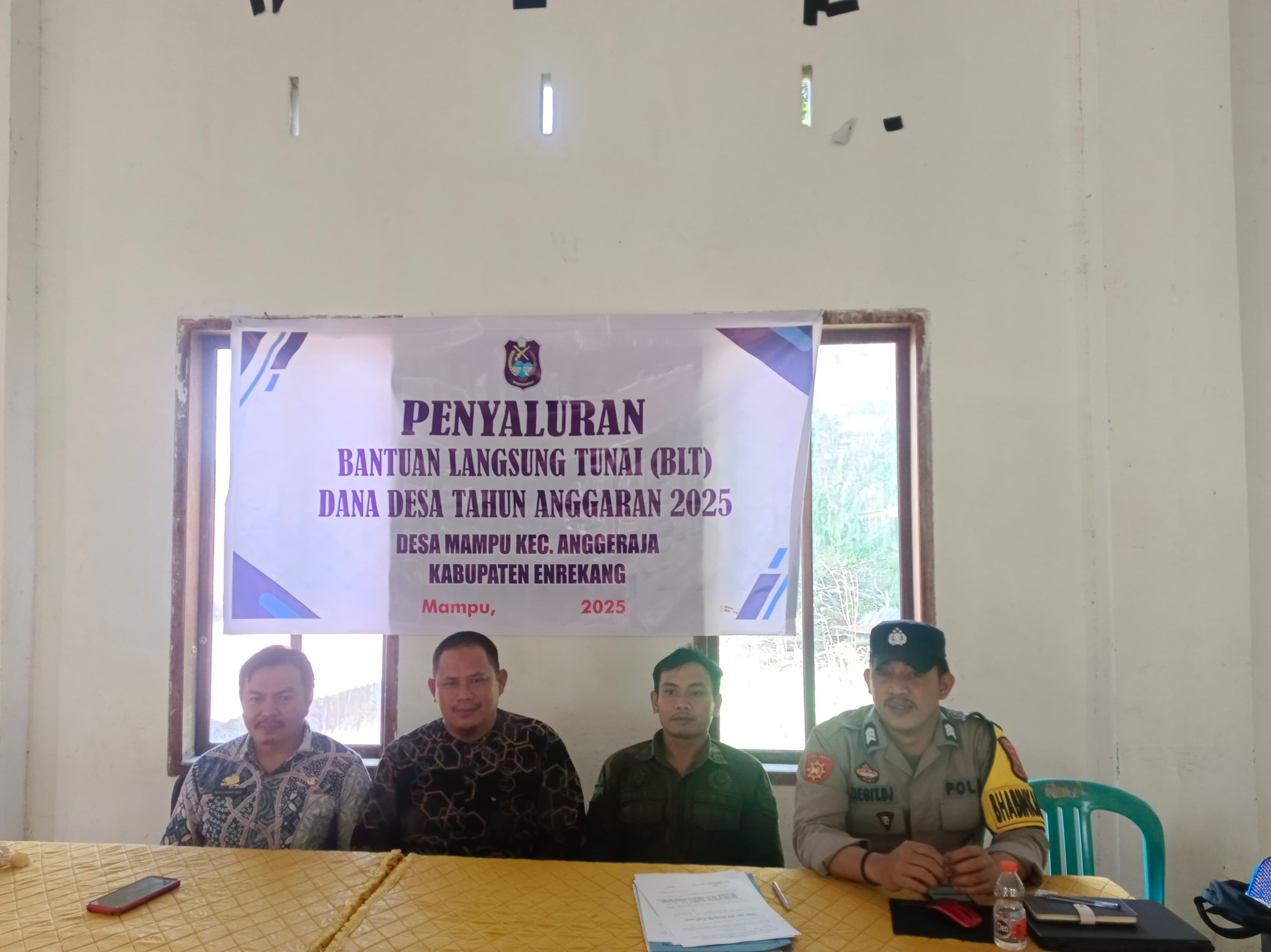 Bhabinkamtibmas Polsek Anggeraja Hadiri Penyaluran BLT- DD Di Desa Mampu