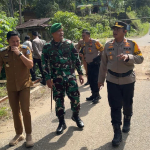 Sinergitas Kapolres Enrekang Bersama Unsur Forkopimda Tinjau Jembatan Darurat Randangan Pasca Bencana Alam