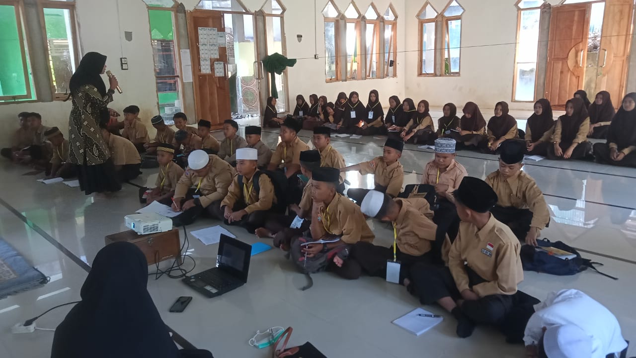 Puskesmas Enrekang Berikan Pendidikan PHBS dan Pencegahan Pernikahan Dini di MATSAMA/MPLS Pesantren MBS Enrekang