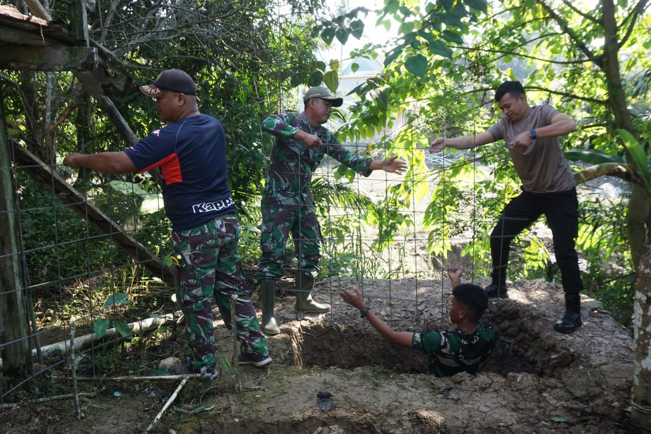 TMMD Ajak Masyarakat Hidup Sehat Melalui Pembuatan Jamban Keluarga