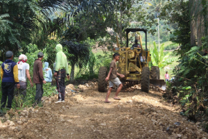 TMMD 125 Kodim 1419/ Enrekang Bangun Kedekatan dengan Warga di Balik Proyek Jalan Penghubung Desa Pakalobean Ke Desa Salo Dewata