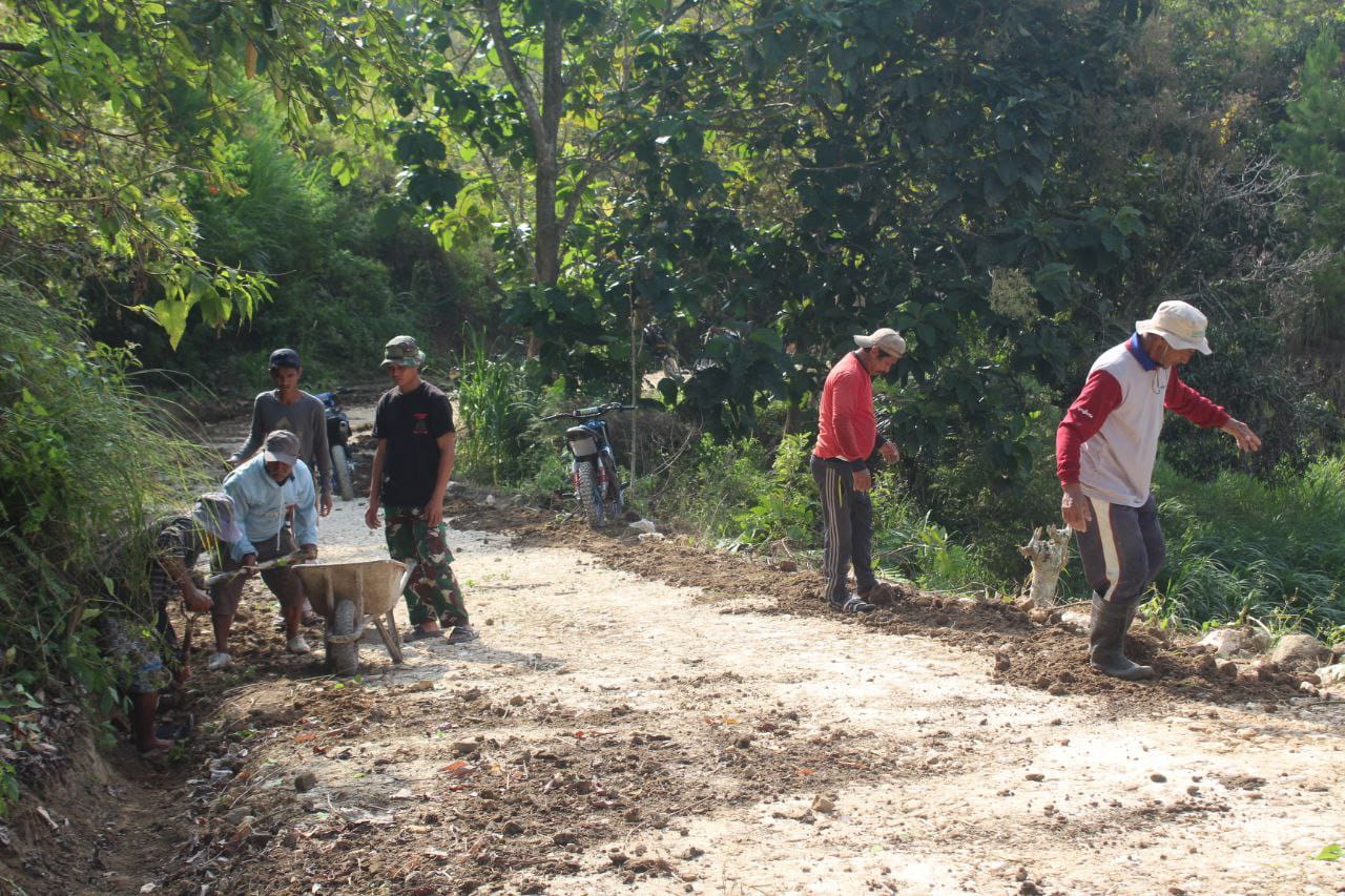 Antusias Warga Bersama Satgas TMMD 125 Kodim 1419/Enrekang Semangat Kebersamaan Merapikan Bahu Jalan