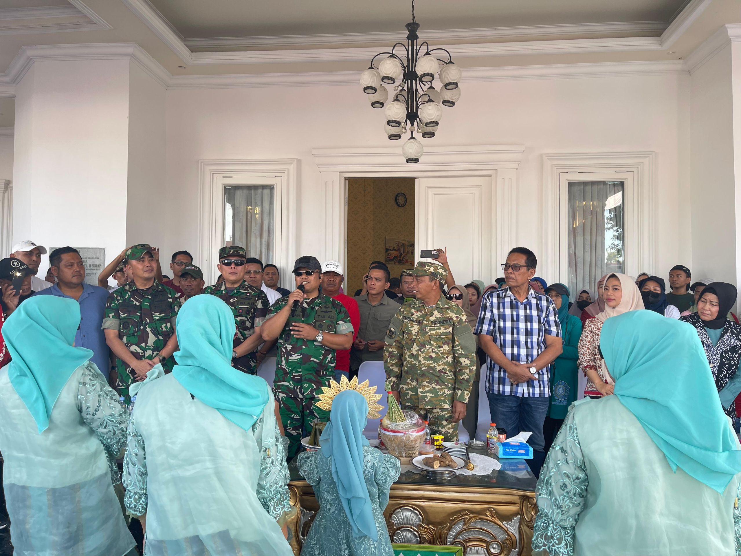 Nonton Gerak Jalan di Rujab Bupati, Brigjen Wawan Erawan Apresiasi Semangat Warga Sidrap