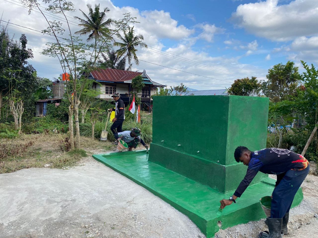 Satgas TMMD ke-125 Kodim 1419/Enrekang Mengerjakan Pengecatan Sumur Bor di Dusun Kota