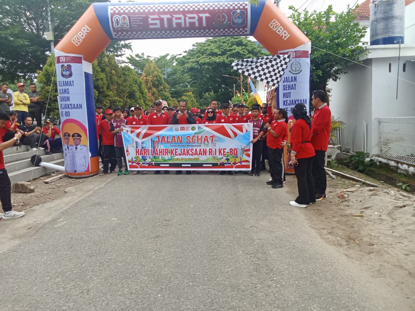 Semarak Peringatan Hari Lahir Kejaksaan ke -80 ,Kajari Enrekang Melepas  Jalan Santai.