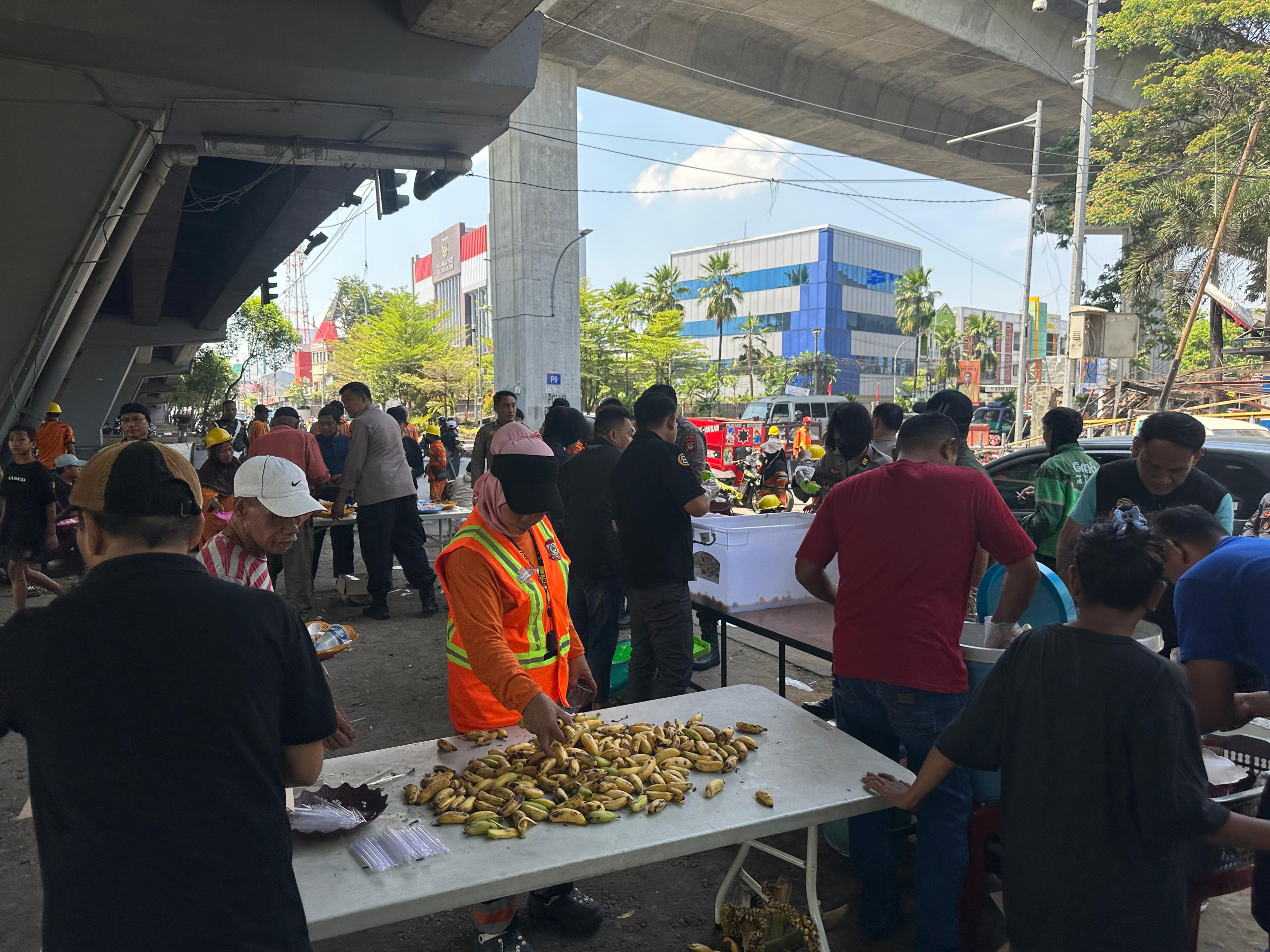 Ditbinmas Polda Sulsel Bagikan Ratusan Porsi Makanan Gratis, Ribuan Warga Antusias di Bawah Flyover Makassar