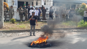 SEPI Gelar Aksi di DPRD Enrekang, Sampaikan Lima Tuntutan.