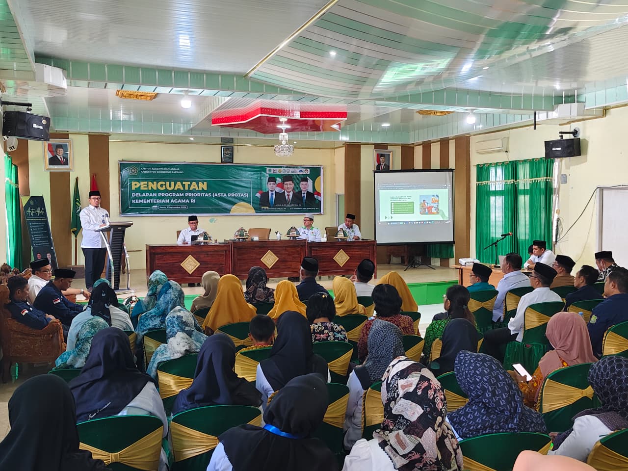 Staf Ahli Menag: Bumikan Kurikulum Cinta Kemanusiaan Demi Indonesia Damai Bunyamin Yapid Ajak Jajaran Kemenag Perkuat Kerukunan Lewat Asta Protas