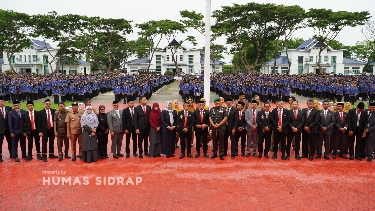 Hujan Tak Surutkan Semangat, Bupati Sidrap Serahkan SK 2.926 PPPK Paruh Waktu
