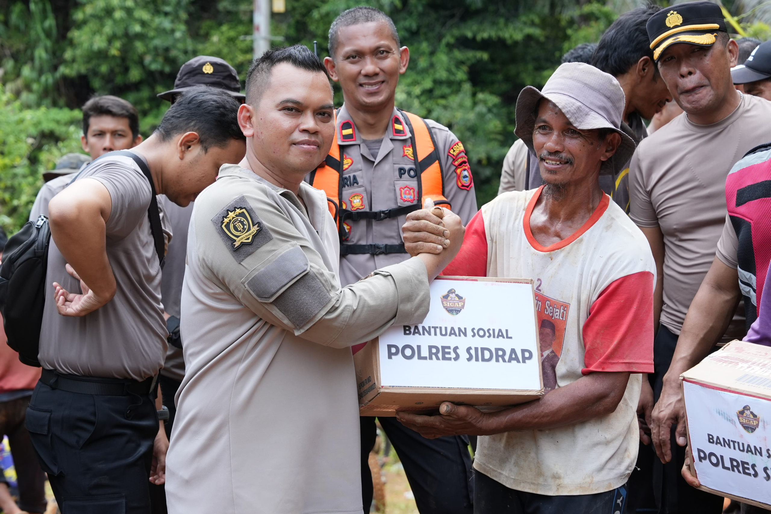 Gerak Cepat, Polres Sidrap Terjun Perbaiki Akses Jalan Longsor di Desa Leppangeng