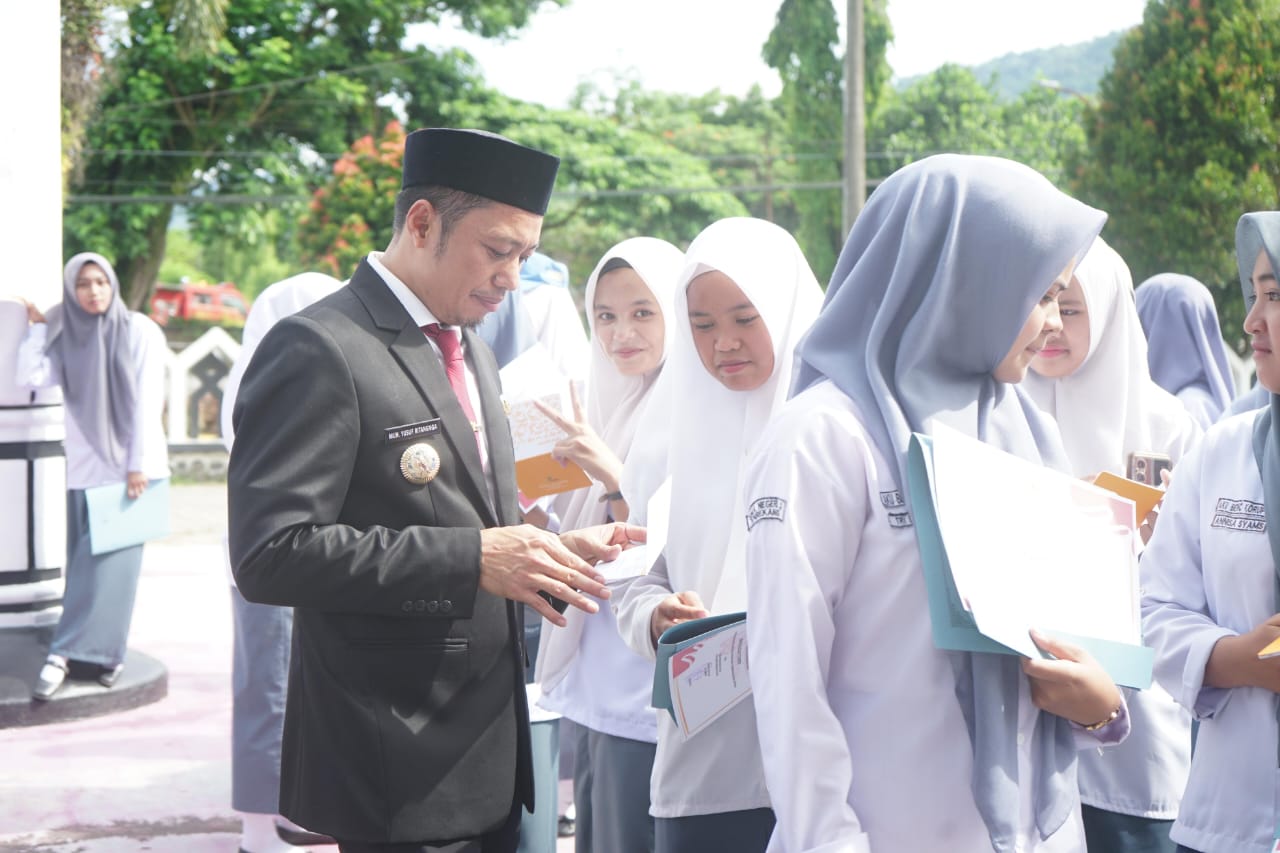 Peringatan Hari Ibu 2025, Pemkab Enrekang Serahkan Tabungan Beasiswa ke Paskibraka