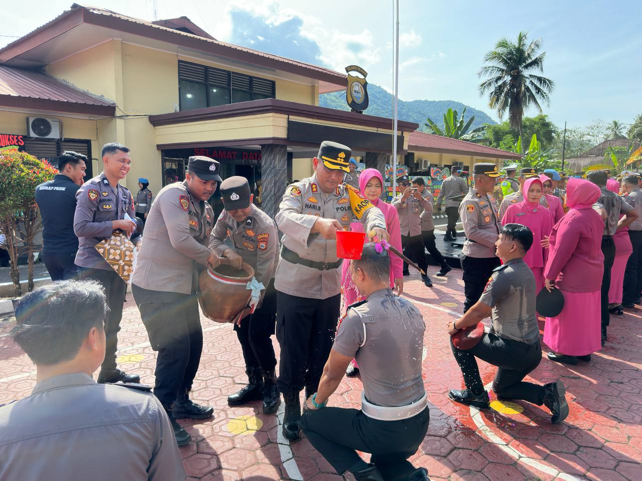 Tutup Akhir Tahun 2025, Sebanyak 30 Orang Personel Polres Enrekang Dinaikkan Pangkat Setingkat Lebih Tinggi