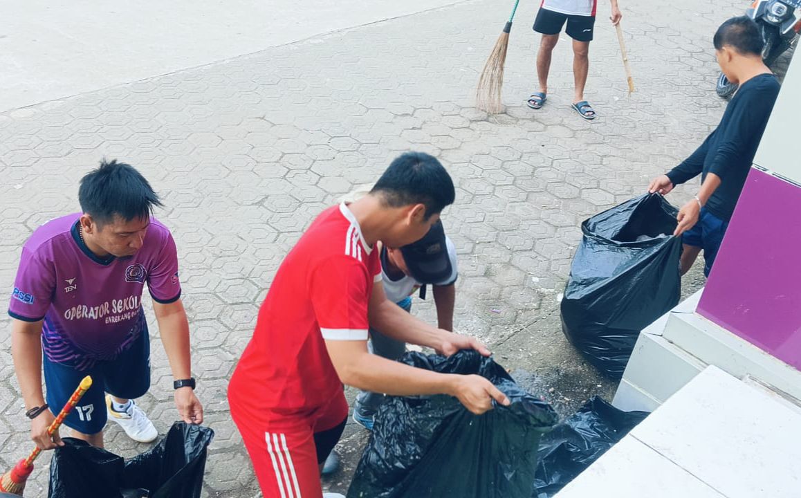Tim Pickleball Enrekang Gelar Aksi Bersih-Bersih di Lapangan Abubakar Lambogo