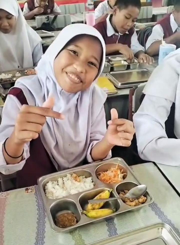 UPT SDN 12 Pangsid Laksanakan Hari Pertama Program Makan Bergizi Gratis (MBG)