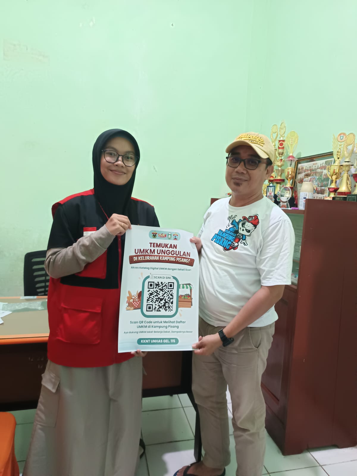 Yulia Fitriani Tahwil, mahasiswa KKN-T Unhas Gel 115 dari Jurusan Manajemen, “Katalog Digital sebagai Media Informasi UMKM” di Kelurahan Kampung Pisang,