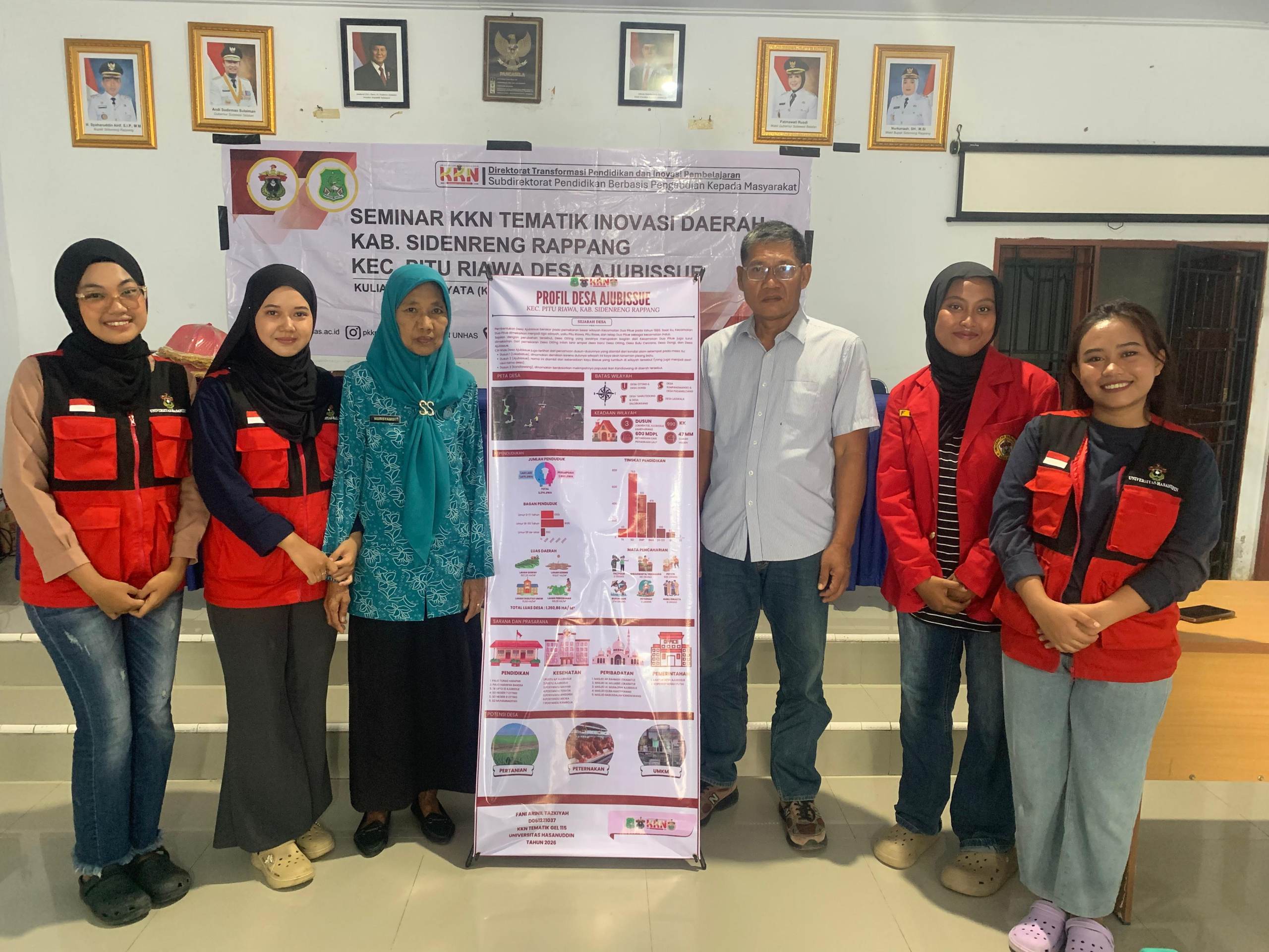 Perkuat Transparansi dan Basis Data, Mahasiswa KKN-T 115 Unhas Serahkan Banner Profil Desa Ajubissue