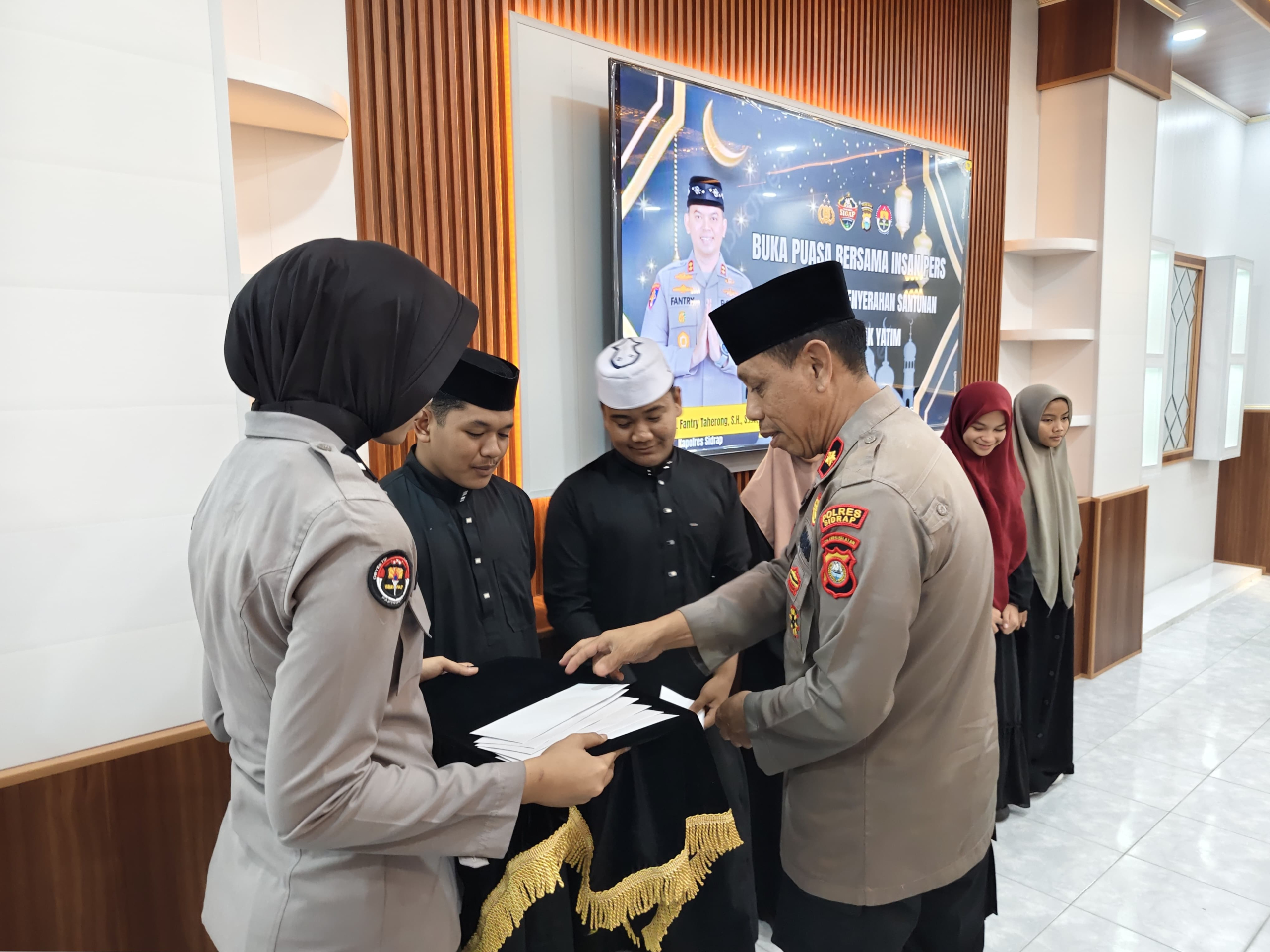 Wakapolres Sidrap Serahkan Santunan Anak Yatim, Ramadan Jadi Momentum Tebar Kepedulian