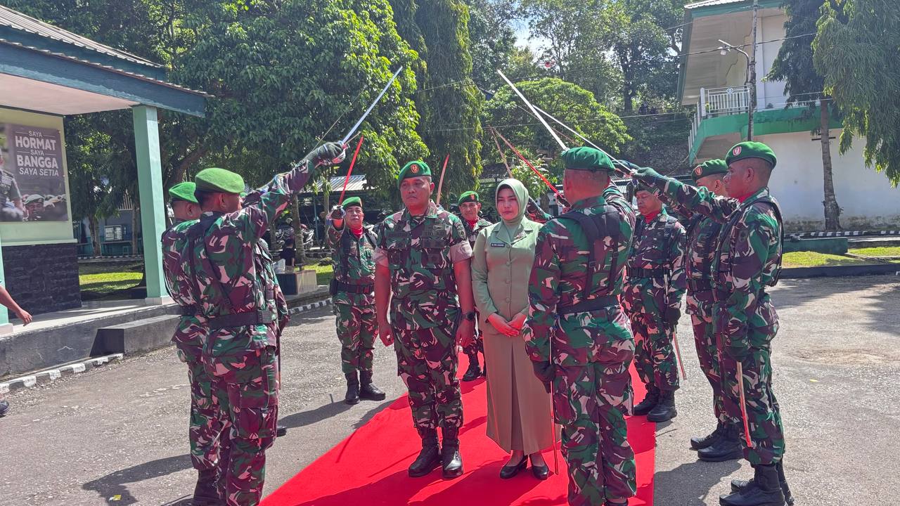 Tradisi Pedang Pora Iringi Momen Haring Pelepasan Dandim 1419/Enrekang