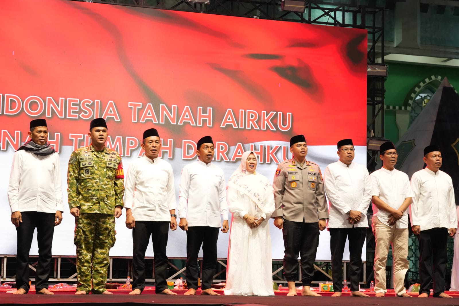 Usai Tablig Akbar “Gaspoll”, Bupati Syaharuddin Alrif Lantik 81 Pejabat di Halaman Masjid Agung