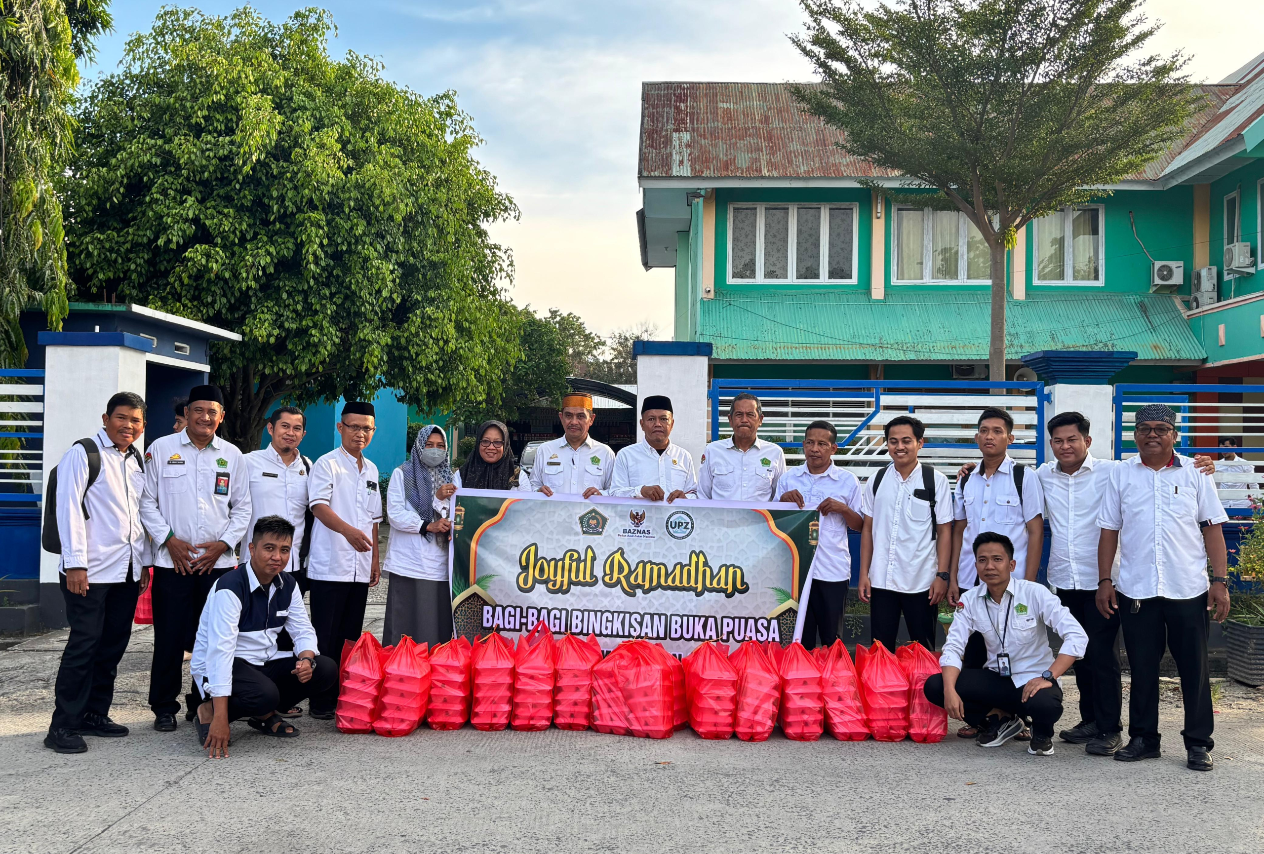 Sore Penuh Berkah, Kemenag Sidrap Bagikan Bingkisan Buka Puasa Lewat Program TerasZAWA