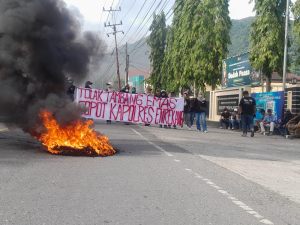 Aliansi Masyarakat Tambang Di Enrekang Menunutut Kapolres Enrekang Di Copot Dan Cabut IUP Cv Hadap Kaya Mandiri