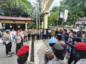 Kapolres Enrekang Terima Massa Aksi Secara Humanis, Polisi Kedepankan Dialog dan Pengamanan Sesuai SOP