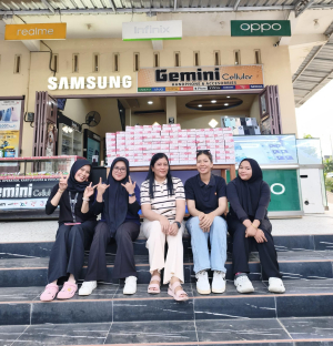 Gemini Seluler Berbagi Takjil di Jalan Poros Rappang–Pangkajene