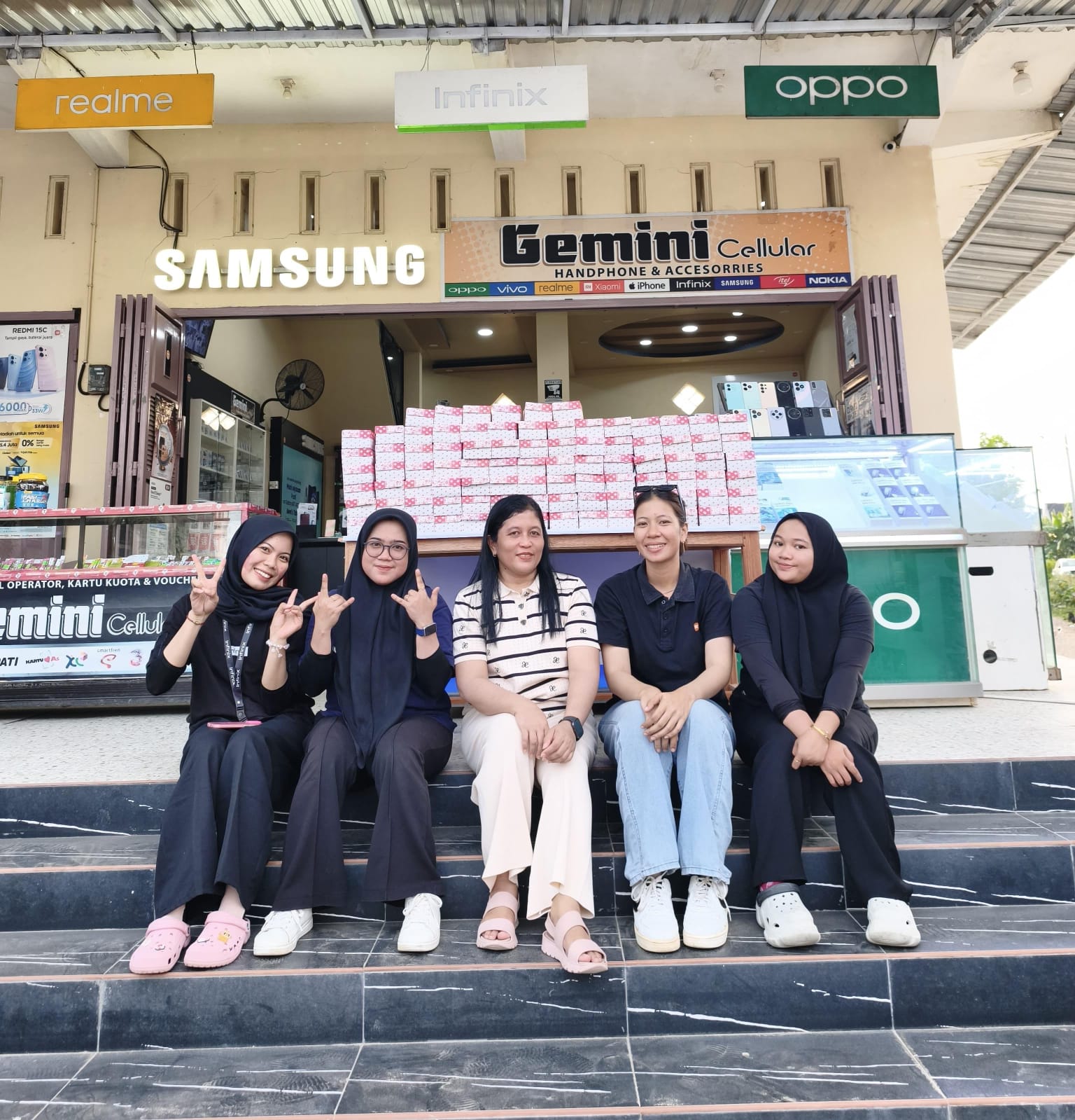 Gemini Seluler Berbagi Takjil di Jalan Poros Rappang–Pangkajene