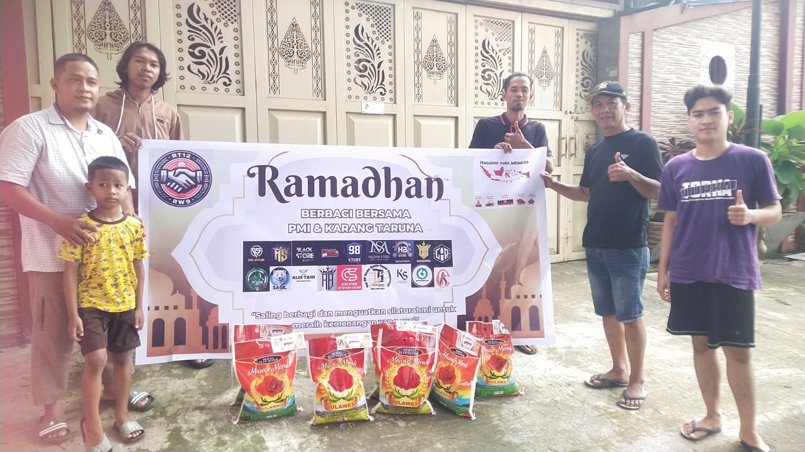 Aksi Nyata di Tengah Bau Sampah: Karang Taruna dan PMI Turun Langsung Berbagi Sembako di Sekitar TPA Makassar