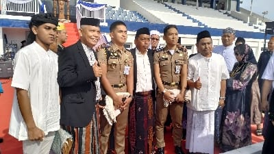 Air Mata di Hari Kemenangan: Syaharuddin Salami Ribuan Warga hingga Jadi yang Terakhir Tinggalkan Stadion Ganggawa
