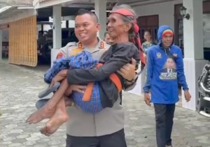 Dari Jalanan ke Rumah Jabatan: Kapolres Sidrap Gendong Tunawisma di Hari Lebaran, Abidin Pulang dengan Air Mata Haru