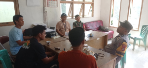 Babinsa dan Bhabinkamtibmas Komsos Bersama Aparat Desa di Mangkawani