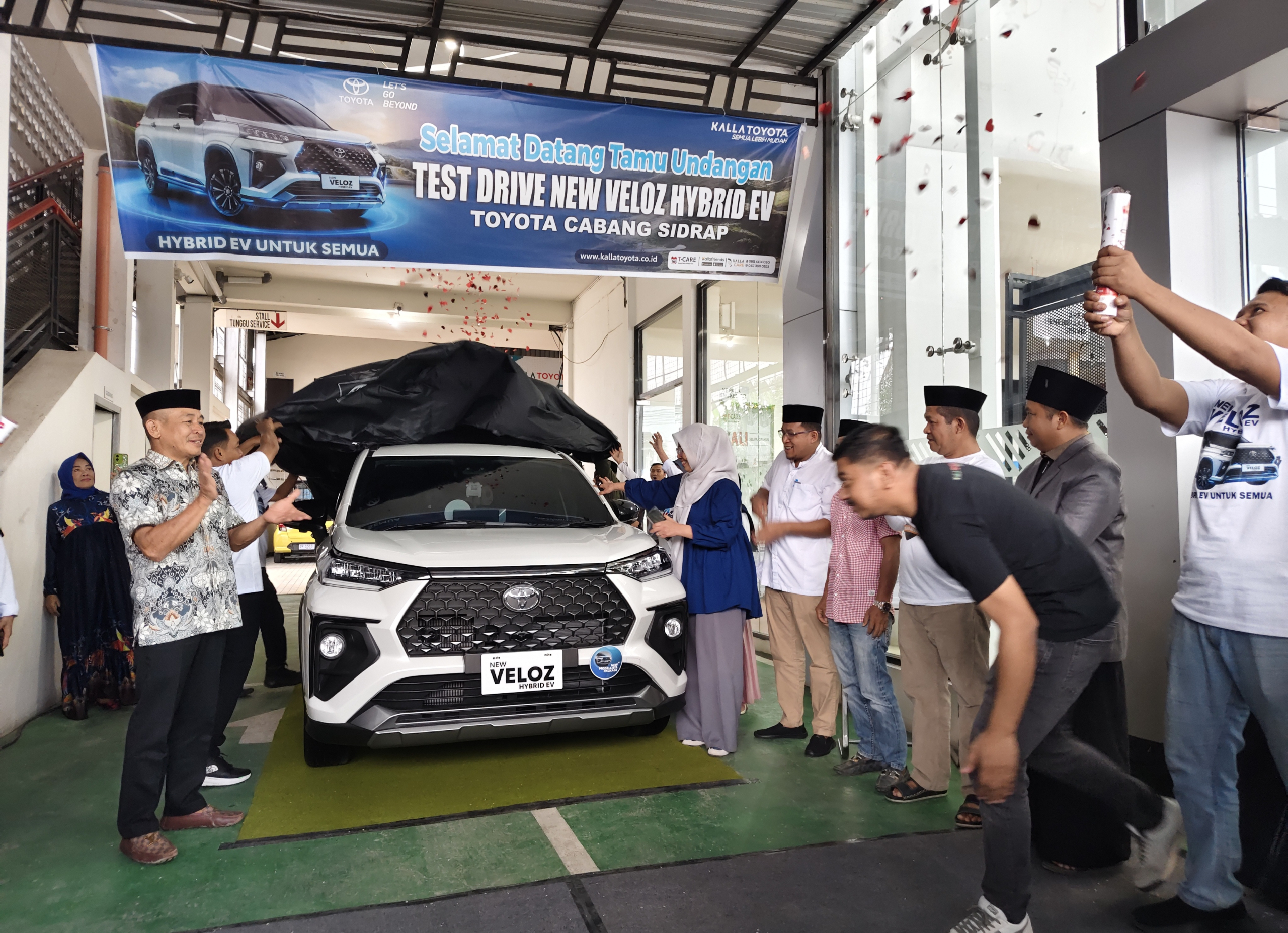 Mobil Hybrid Pertama di Kelasnya Resmi Hadir di Sidrap, Bupati Ajak Toyota Tangkap Peluang Pasar
