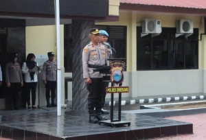 Wakapolres Enrekang Lakukan Pengecekan Personel Jelang Apel Siaga Kamtibmas, Pastikan Kesiapan Maksimal