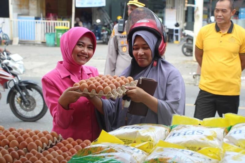 Bhayangkari Cabang Enrekang Gelar Gerakan Pangan Murah, Wujud Kepedulian Ny. Anie Hari Budiyanto kepada Masyarakat