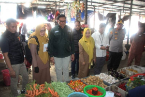 Kapolres Enrekang Bersama Satgas Saber Pangan Bapanas Lakukan Inspeksi di Pasar Sentral Enrekang, Harga Bahan Pokok Terpantau Stabil