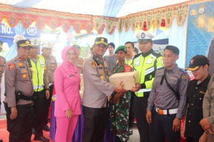 Kapolres Enrekang Bersama Ketua Bhayangkari Kunjungi Posko Pelayanan Terpadu, Serahkan Bantuan Sembako untuk Personel