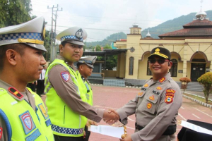 Kapolres Enrekang Beri Penghargaan kepada Personel Berprestasi dalam Operasi Ketupat Pallawa 2026