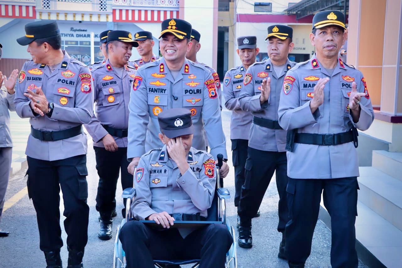 Momen Haru Warnai Pelepasan Personel Polres Sidrap, Tangis dan Pelukan Iringi Perpisahan