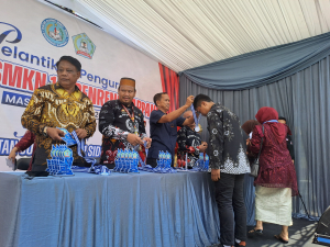 Pelantikan dan Penerimaan Alumni Baru IKA SMEA SMK Sidenreng Berlangsung Khidmat