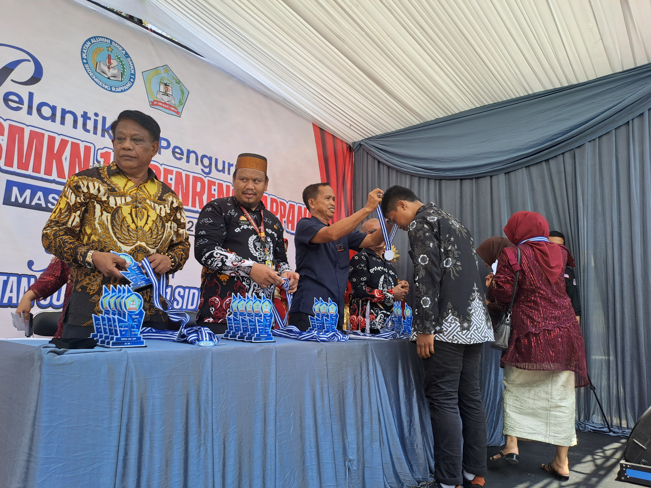 Pelantikan dan Penerimaan Alumni Baru IKA SMEA SMK Sidenreng Berlangsung Khidmat