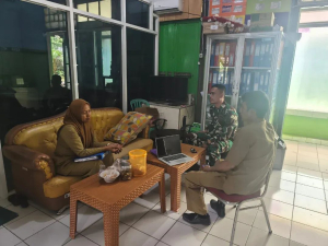 Babinsa Kelurahan Kalosi Kec.Alla Kab.Enrekang Laksanakan Komsos Bersama Aparat, Bahas Kamtibmas