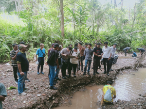 Rencana Tambang Emas Di Enrekang Ditolak Oleh Warga , Investor Justru Didampingi Kepolisian Mengambil Sampel. 