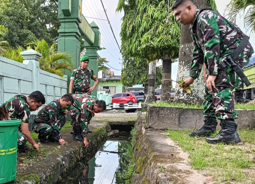 Jaga Lingkungan Tetap Sehat, Kodim 1420/Sidrap Gotong Royong Bersihkan Selokan